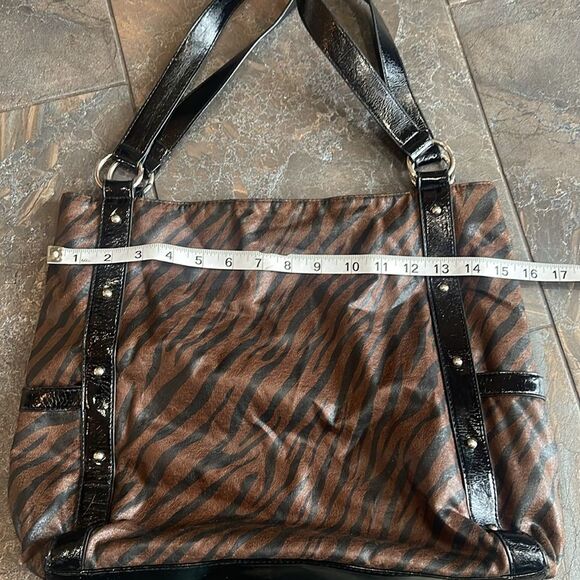 Sag Harbor Brown & Black Tiger Print Shoulder Bag - Picture 13 of 16